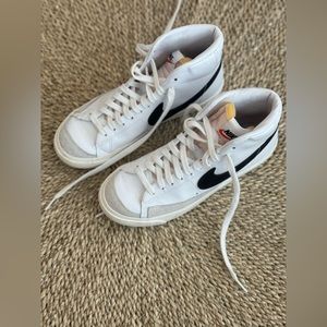 Women’s Nike Blazer mid 77